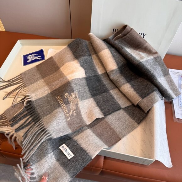 Burberry Women's Scarf - Picture 4 of 5